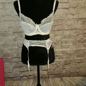 Jezebel bra and garter set